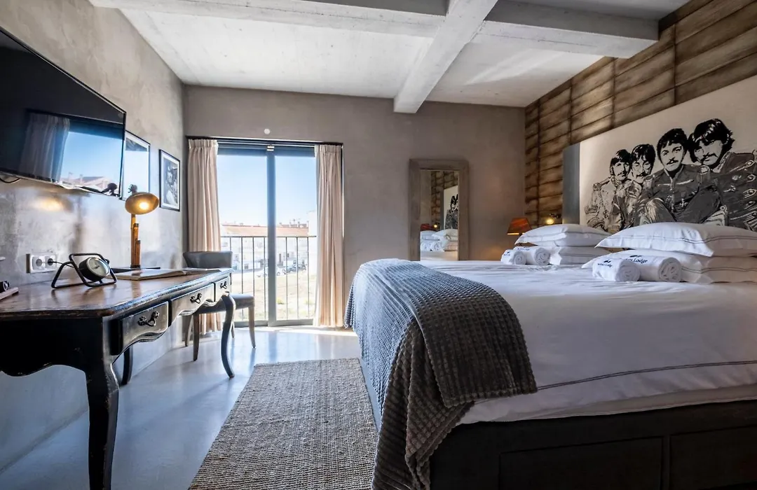 Surfers Lodge Peniche-1